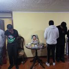Ejército allana vivienda en Quito y encuentra drogas, armas e imágenes de Pablo Escobar