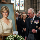 El contraste del tiempo: la imagen de Lady Di permanece intacta y joven en el recuerdo, mientras la monarquía actual avanza marcada por los años.