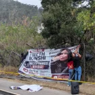 Familiares de Lizeth Bunshi acudieron a la reconstrucción de los hechos en Cumandá y colocaron una pancarta para exigir justicia.