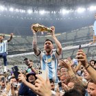 DICIEMBRE (10/10).- Lionel Messi (c) alza el trofeo del campeones del Mundial de Qatar 2022 después de que Argentina se impusiera a Francia en la final celebrada en el Lusail stadium, el 18 de diciembre. EFE/Tolga Bozoglu