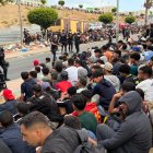 Un campamento temporal para migrantes que permanecen todavía en el territorio un mes después de la entrada de más de 70.000 personas a través de la frontera con Marruecos.