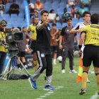 Ezequiel Medrán en la zona técnica en el partido Emelec vs Leones.