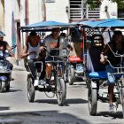 Personas se transportan en bicitaxis el 26 de agosto de 2026 en La Habana (Cuba).
