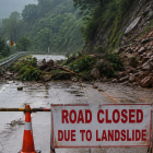Referencial.Un deslizamiento bloquea una carretera en India tras las intensas lluvias.