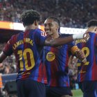 El delantero del FC Barcelona Lamine Yamal (i) celebra con Raphinha su gol, segundo gol del equipo blaugrana, en el partido ante Rayo Vallecano.