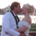 Douglas Bastidas y María Gabriela Cueva sellaron con un beso su matrimonio civil, celebrado al aire libre en Samborondón.