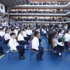 Estudiantes regresaron a las aulas este 1 de septiembre en Quito, mientras autoridades municipales inauguraron oficialmente el año lectivo 2026-2027.