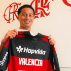 Anthony Valencia posa con la camiseta del Flamengo tras ser anunciado como nuevo refuerzo del club brasileño.