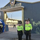 La Policía Nacional estuvo presente en el colegio fiscal Eloy Alfaro como parte del Plan Escudo para reforzar la seguridad durante el regreso a clases.