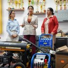 La ministra Gilda Alcívar entrega kits para inundaciones en unidades educativas a nivel nacional.