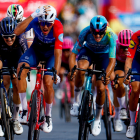 El ciclista francés del equipo Groupama-FdJ United Sebastien Tronchon (c) celebra la victoria en la décima etapa de la Vuelta a España.