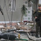 Un policía vigila el área donde ocurrió la detonación de un vehículo cargado con explosivos este martes en Los Patios (Colombia).