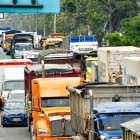 El crecimiento del transporte pesado hacia el puerto de Posorja ha incrementado la presión sobre una carretera de intensa circulación, donde conviven a diario vehículos de carga, residentes, estudiantes y trabajadores.