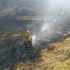 Bomberos controlaron el incendio forestal registrado en Ontaneda Alta, Conocoto, y realizan labores de enfriamiento en puntos calientes.
