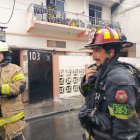 Un incendio en un departamento de una vivienda de construcción mixta movilizó a 80 bomberos en el centro de Guayaquil. Los equipos abrieron parte del techo para acceder al foco y controlar las llamas.