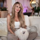 Ninel Conde junto a su mascota Bella, una perrita de raza Pomerania.