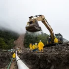 Petroecuador ejecuta la estabilización de taludes y obras de mitigación, como muros de contención, gaviones, bermas y sistemas de drenaje.