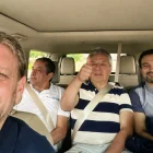 Izquierda: John Manning, CEO de Progen, junto a funcionarios de la Empresa Eléctrica Regional de Loja, donde obtuvo su primer contrato para la central de Catamayo, que también incumplió.