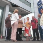 Un grupo de adultos mayores presentaron documentos de que el SRI no les ha devuelto el IVA.