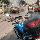Bomberos sofocaron las llamas del vehículo.