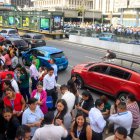 Empleados de oficina permanecen fuera de los edificios tras la evacuación provocada por el fuerte terremoto que sacudió la Ciudad de Guatemala el 8 de julio de 2025.