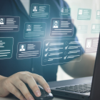 Interfaces digitales y gestión de datos bajo estricta normativa de privacidad en Ecuador.