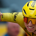 El ciclista británico del Team Visma-Lease a Bike, Matthew Brennan, celebra la victoria en la 11ª etapa de La Vuelta a España.
