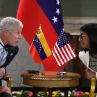 La presidenta encargada de Venezuela, Delcy Rodríguez (d), habla con el secretario de Energía de Estados Unidos, Chris Wright, durante una reunión este miércoles en Caracas (Venezuela).