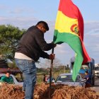 Una persona sostiene una bandera durante el bloqueo de una carretera este miércoles, en Santa Cruz (Bolivia).