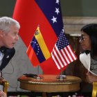 Delcy Rodríguez (d), habla con el secretario de Energía de Estados Unidos, Chris Wright, el 2 de septiembre de 2026, en Caracas (Venezuela).