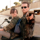 Arnold Schwarzenegger y John Connor protagonizan una de las escenas de Terminator 2: El Juicio Final, que regresa a los cines de Ecuador.