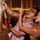 Bruno Mars y Karol G celebrando el éxito de su nueva canción.