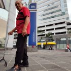 Así como Carlos Morocho, los adultos mayores y personas con discapacidad van con frecuencia al SRI para que le digan por qué el atraso en la devolución del IVA.