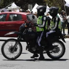 Agentes de tránsito verifican el cumplimiento del Pico y placa en Quito.