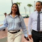 La alcaldesa subrogante, Tatiana Coronel, recorrió un baño del Malecón 2000 en compañía de Víctor Mieles, gerente de la Fundación Malecón 2000.