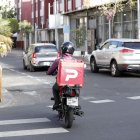 Los conductores de delivery deberán portar casco y un chaleco que los identifique.