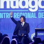 El presidente de Argentina, Javier Milei, saluda durante la inauguración del V Encuentro Regional del Foro Madrid este jueves en Santiago (Chile).