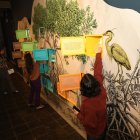 En 'El mangle del tiempo', en lugar de una línea recta que ordena fechas y acontecimientos, raíces, ramas y copas conectan procesos que sucedieron simultáneamente.
