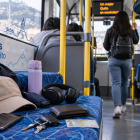 Cédulas, credenciales y otras pertenencias forman parte de los objetos extraviados que usuarios olvidan durante sus viajes en el transporte municipal.