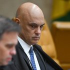 El juez ministro de la Suprema Corte de Brasil Alexandre de Moraes asiste a una sesión de juicio en el Supremo Tribunal Federal, en Brasilia (Brasil).
