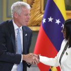 Estados Unidos asegura un histórico acuerdo petrolero en Venezuela, pactando con el régimen de Delcy Rodríguez.