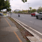 En el punto donde fue atropellada la atleta Mónica Martinich, en la avenida Samborondón, no existen aceras y la ciclovía está descuidada.