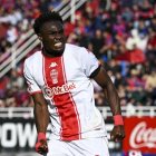 Jordy Caicedo de Huracán marca un gol y reclama otro.