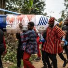 Los familiares llevan el ataúd en forma de bolígrafo manchado de sangre de oveja del difunto maestro ghanés Samuel Commey Tetteh, el 15 de agosto de 2026.