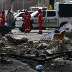 Bomberos inspeccionan los daños tras una explosión en un cuartel del ejército ocurrida la noche anterior, en Viacha, Bolivia, el 5 de septiembre de 2026.