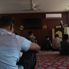 Un grupo de musulmanes durante el rezo del viernes (Jumu’ah), en el interior de la mezquita situada en Urdesa. Basem Qasem, director del centro, encabeza la ceremonia.
