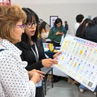 Productos de cuidado facial coreano exhibidos en la Expo Korea 2026, en el Centro de Convenciones Metropolitano de Quito.