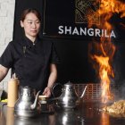 Yan cocina frente al comensal en una de las experiencias distintivas de Shangri.La.