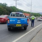 Agentes de tránsito cerraron dos carriles de la vía Perimetral tras el accidente.
