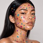 Flores, estrellas, corazones y cristales se apoderan del rostro.